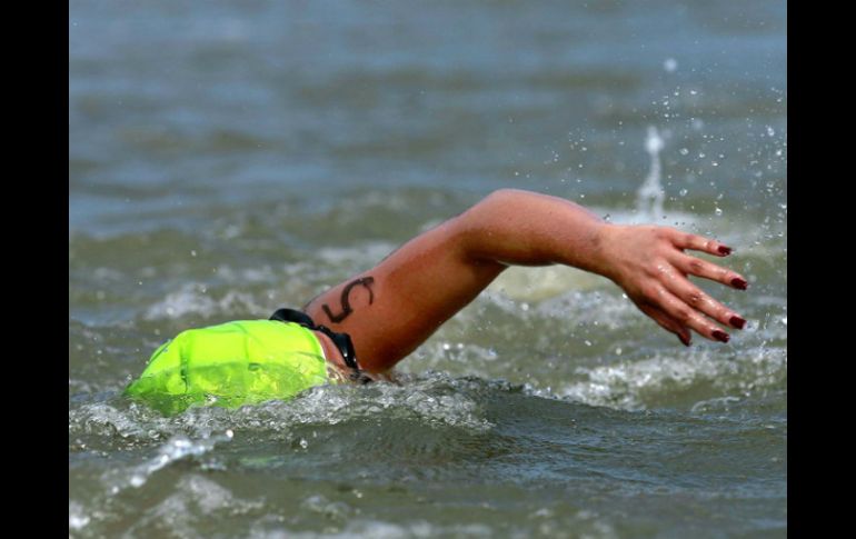 La competidora de 48 años muere a causa de un infarto durante la prueba de natación del triatlón Ironman. EL INFORMADOR ARCHIVO /