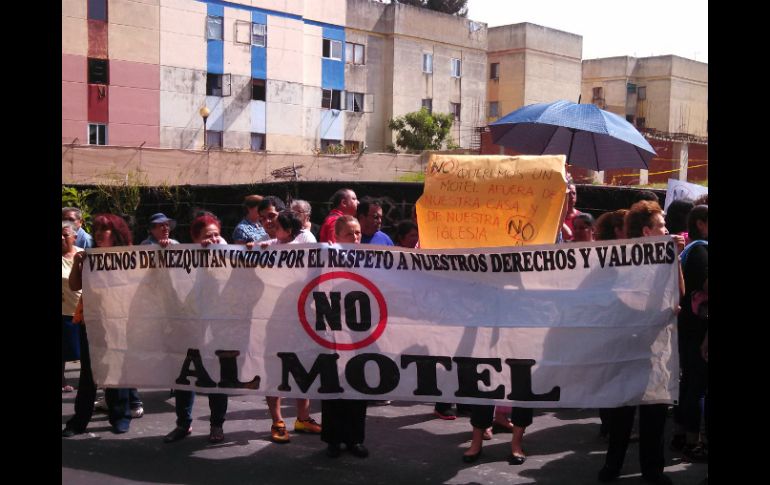 Unos 30 vecinos de la colonia San Miguel de Mezquitán se manifiestan contra la construcción del motel. EL INFORMADOR T. Villaseñor  /