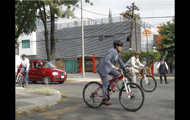 El gobernador toma las precauciones necesarias para transitar en bicicleta, como el uso del casco. EL INFORMADOR / A. Camacho.