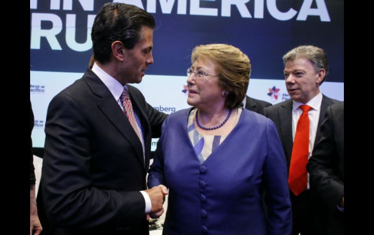 Peña Nieto se despide de la presidenta de Chile, Michelle Bachelet, al finalizar el Foro de Latinoamérica de la Alianza del Pacífico. EFE / K. Betancur