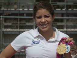 Alejandra Orozco muestra sus medallas logradas en las últimas competencias internacionales. NTX / G. González