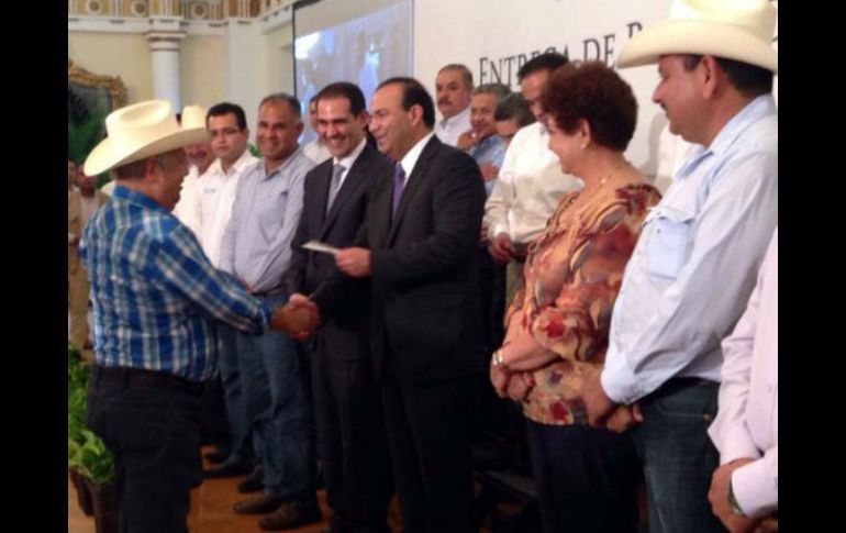 En compañía del gobernador del estado entregan 32 cheques como parte del decomiso. TWITTER / @navarreteprida