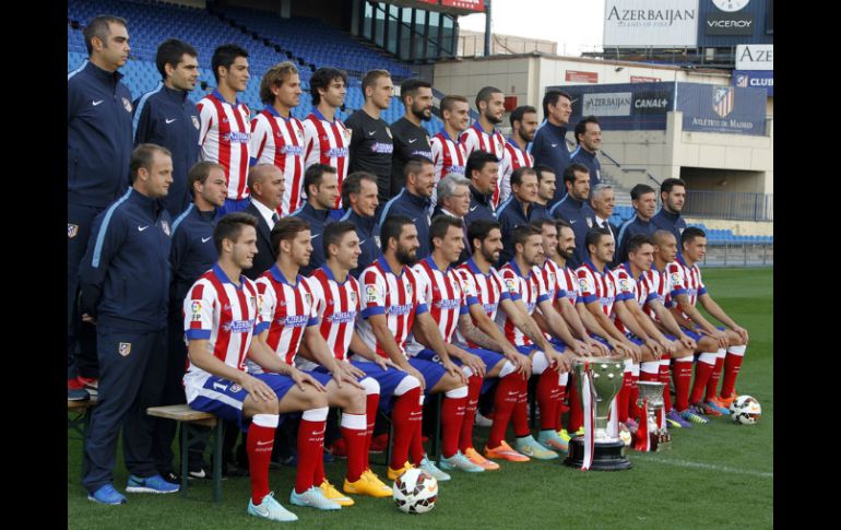 Raúl Jiménez posa junto con sus compañeros y cuerpo técnico en el estadio Vicente Calderón. ESPECIAL / clubatleticodemadrid.com