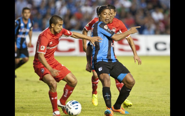 Lucas Lobos del Toluca (i), disputa el balón con Ronaldinho del Querétaro durante el partido disputado en el estadio La Corregidora. AP / C. Palma