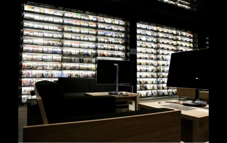 El espacio cuenta con 21 estaciones con sillón y pantalla para realizar las consultas de los filmes que se pueden solicitar. NTX / D. López
