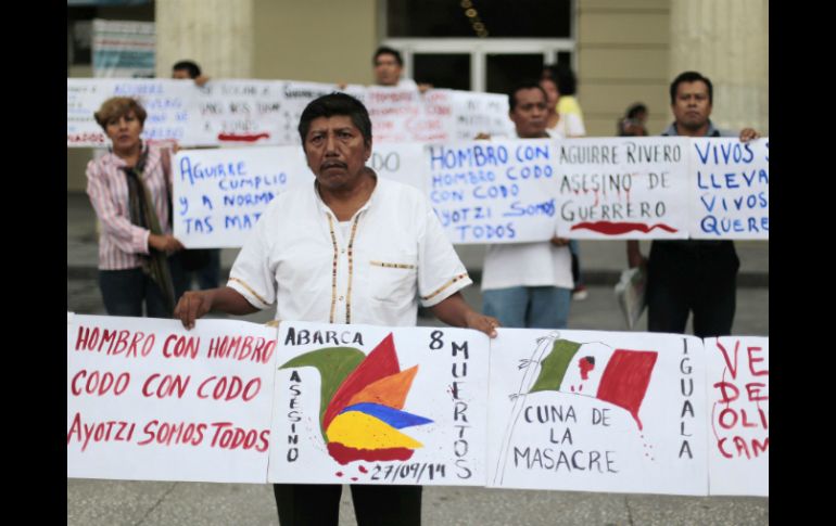 Docentes protestan en demanda de justicia por la muerte de tres estudiantes en Guerrero. AFP / P. Pardo