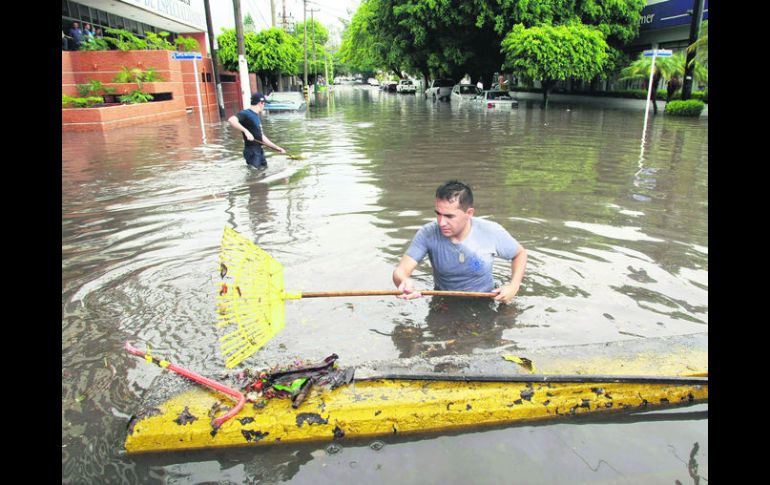 El 2012 fue uno de los peores años en materia de inundaciones en la zona. El agua alcanzó un metro de altura en algunas calles. EL INFORMADOR / ARCHIVO.