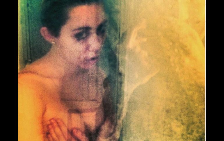 La cantante explica que la imagen publicada en Instagram imita el estilo de la cantante Sky Ferreira en su disco 'Night Time, My Time'. INSTAGRAM / @mileycyrus
