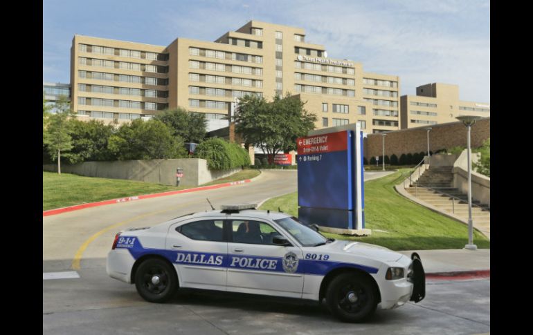Una patrulla custodia el ingreso del hospital Texas Health Presbyterian de Dallas donde permanece el paciente. AP / LM Otero