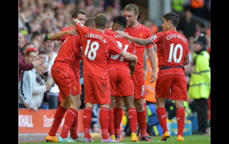 Jugadores del Liverpool celebran después de anotar el 2-1 durante el partido contra el West Bromwich. EFE / P. Powell