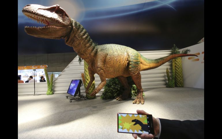 Un dinosaurio que salta, camina, ruge y juega trivia es controlado por un teléfono multiusos. AP / K Sasahara