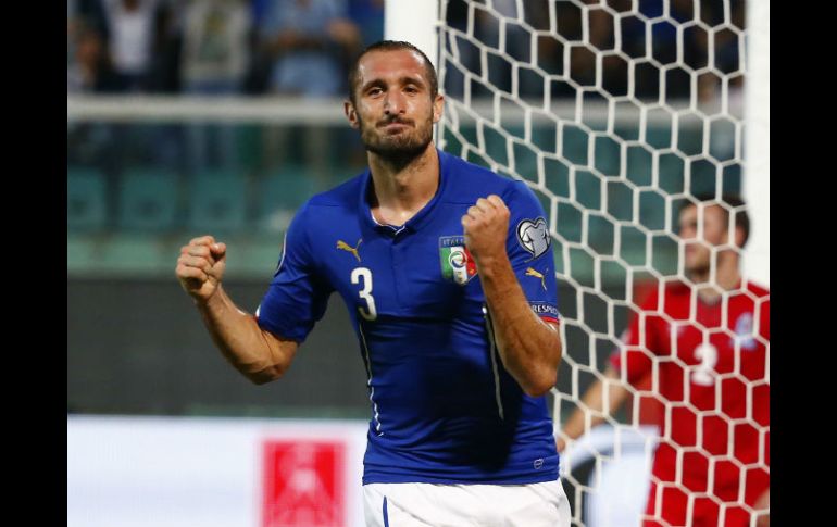 Giorgio Chiellini, festeja el gol del triunfo ante Azerbaiyán, ante quienes fue figura en las dos áreas. AFP / M. Paternostro