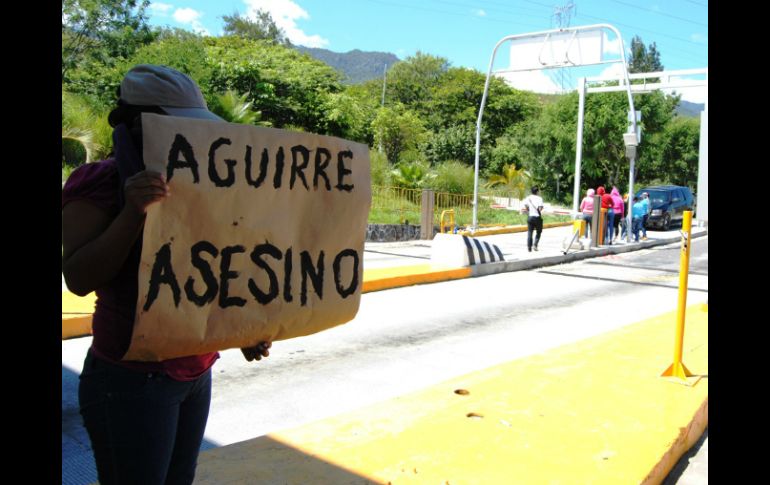 Miembros de la CETEG han tomado casetas en la Autopista del Sol, en reproche al gobierno de Ángel Aguirre Rivero. SUN /