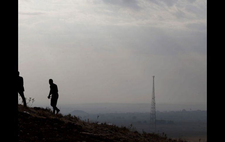 Los kurdos anunciaron que han recuperado el control de un monte en las afueras de Kobani, en la frontera entre Siria y Turquía. EFE / T. Bozoglu