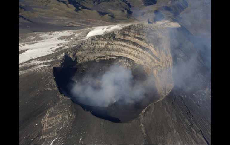 Protección Civil, la Cenapred y la Policía Federal realizan sobrevuelo para observar las condiciones del cráter. AP / ARCHIVO