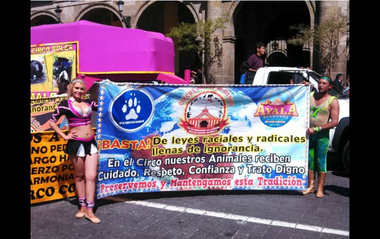 El grupo de cirqueros sostiene pancartas que dicen ''No al maltrato animal'' y ''El circo ama a los animales''. EL INFORMADOR / M. Vargas