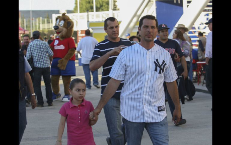 Padres de familia llevan a sus hijos a vivir la experiencia del beisbol en Guadalajara. EL INFORMADOR / F. Atilano.