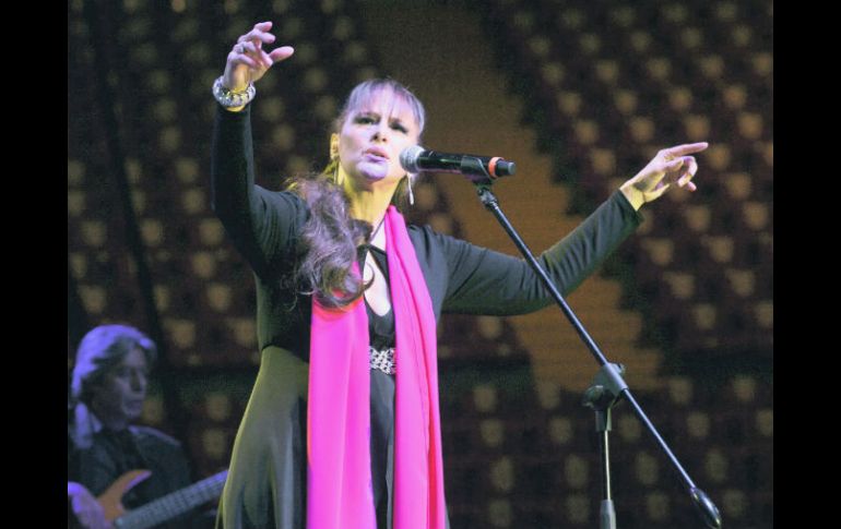 La mujer que nació para cantar deleitó a los asistentes al Auditorio Benito Juárez. ESPECIAL /
