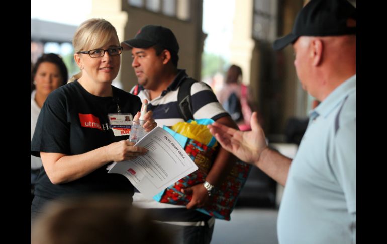 Enfermeras de EU brindan información a los pasejeros del crucero 'Carnival Magic'. AP / J. Reynolds