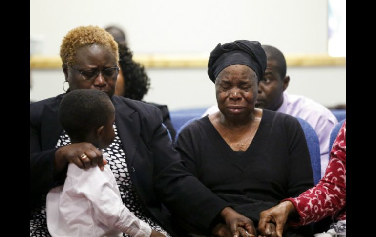 La madre de Duncan llora a su hijo en el funeral al que no pudo asistir su novia, Louise Troh, por la cuarentena. AP / N. Redmond