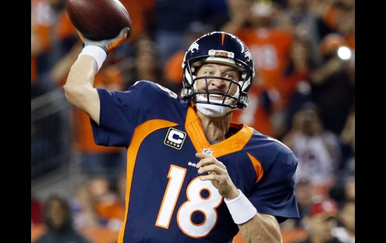 El quarterback de los Broncos, Peyton Manning, lanza el touchdown  número 509 de su carrera durante el partido contra los 49ers. AFP / J. Dempsey