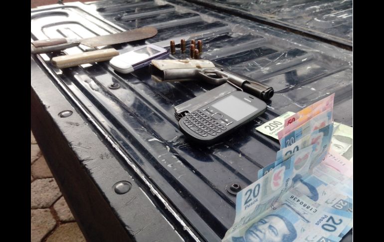Elementos de seguridad decomisaron armas, celulares y dinero a quien perpetraba el asalto. EL INFORMADOR /