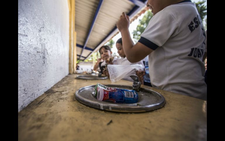 En algunas escuelas los bebederos están instalados, pero no tienen las condiciones necesarias para su uso. EL INFORMADOR / ARCHIVO