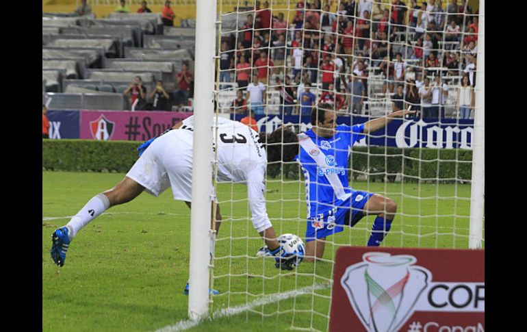 Cuauhtémoc Blanco anotó sin problemas su penalti al disparar al centro del marco, engañando al arquero Federico Vilar. EL INFORMADOR / M. Vargas