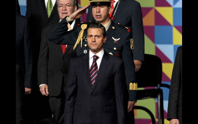 El Presidente de la República considera un honor hacer el reconocimiento a quienes contribuyen a la seguridad de los mexicanos. SUN /