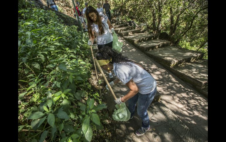 Activistas realizan labores de limpieza en la Barranca de Huentitán. EL INFORMADOR / A. Hernández