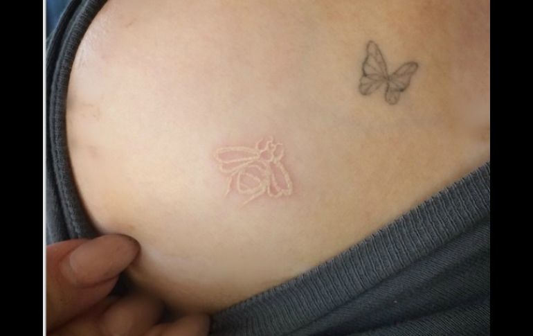 El pequeño tatuaje está hecho con tinta blanca. INSTAGRAM / @kellyosbourne