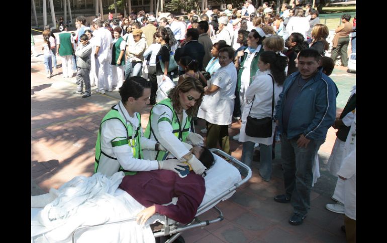 Doctores, enfermeras y camilleros permanecen en el patio. EL INFORMADOR / ARCHIVO