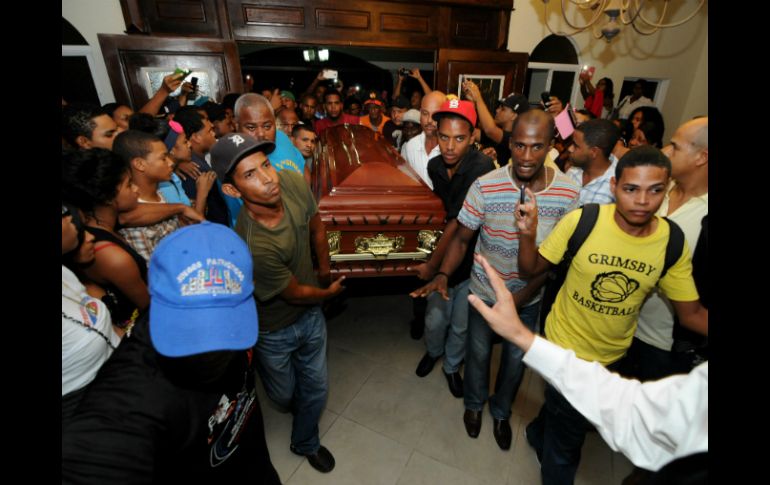 Sus amigos, compañeros de equipo, fanáticos y familiares lamentan la muerte del dominicano. EFE / J. Bueno.