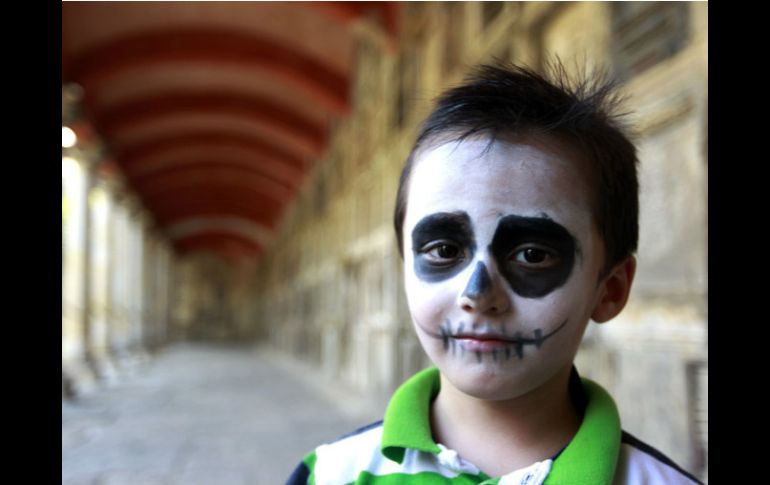 La muerte, aún entre los mexicanos más pequeños, es esperada cada año para celebrarla. EL INFORMADOR / ARCHIVO