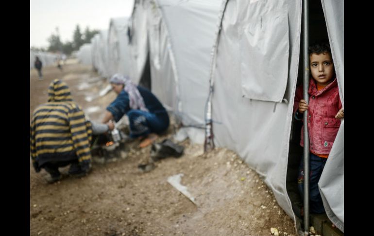 Miles de sirios han tenido que buscar refugio fuera de su país por el grupo yihadista, el cual alarma a la comunidad internacional. AFP / ARCHIVO