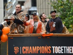 El mánager de los Gigantes, Bruce Bochy, sostiene el trofeo durante la celebración de la novena de San Francisco. AFP / T. Henderson