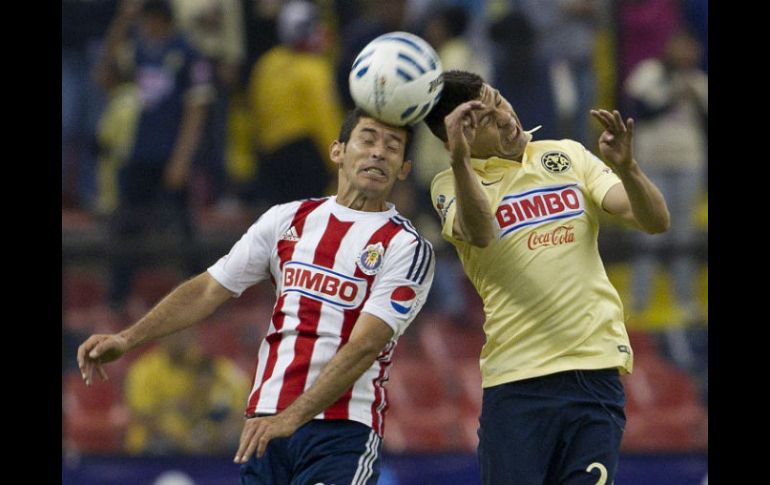 Oribe Peralta e Israel Castro pelean por el balón. AP / C. Palma
