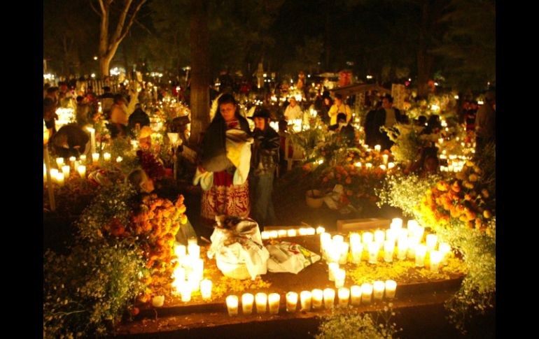 Cada año el gobierno municipal permite que se tome la plaza Borda para que miles de personas celebren el Día de Muertos. NTX / G. Salas