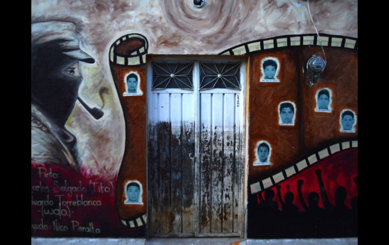 Los artistas locales dedicaron pinturas en las paredes del barrio Camposanto. EFE / L. Ocampo