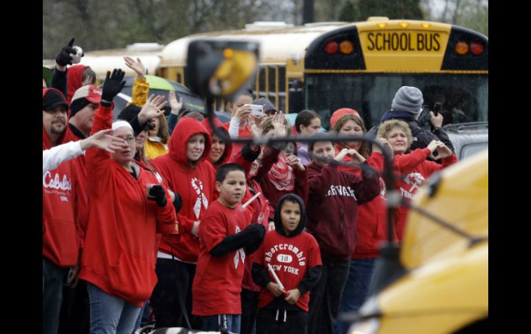 El gobernador solicitó a las habitantes que vistieran prendas rojas y blancas, los colores de la escuela. AP / E. Thompson