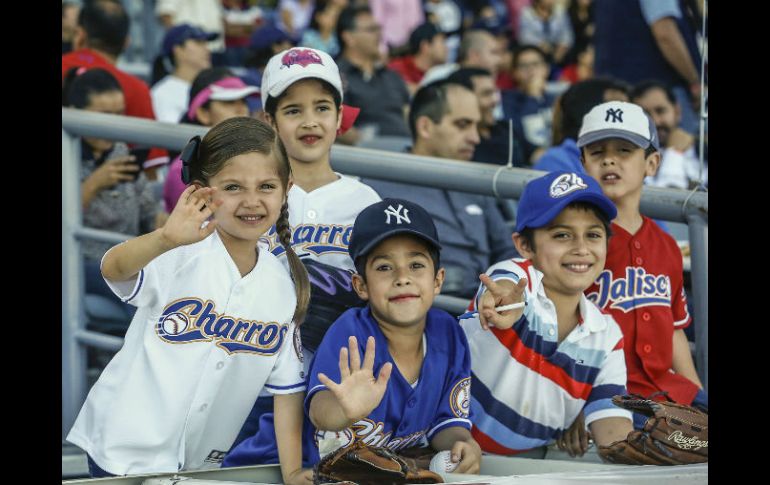 Los niños se han acercado al beisbol profesional gracias a la llegada de Charros. Los domingos todos ellos entrarán gratis. EL INFORMADOR / A. Hernández