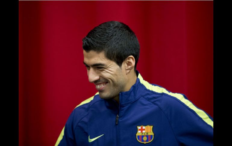 Luis Suárez debutará en Champions con el Barcelona visitando al equipo que lo llevó a Europa, el Ajax holandés. AP / P. Dejong