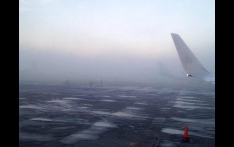 Banco de niebla que invade el aeropuerto tapatío y que ha afectado su operación. TWITTER / @alobasualdo
