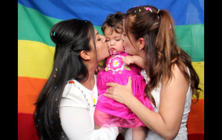 Para las parejas de lesbianas es más sencillo tener un hijo, por su composición biológica, sólo necesitan un donante de esperma. EL INFORMADOR / ARCHIVO