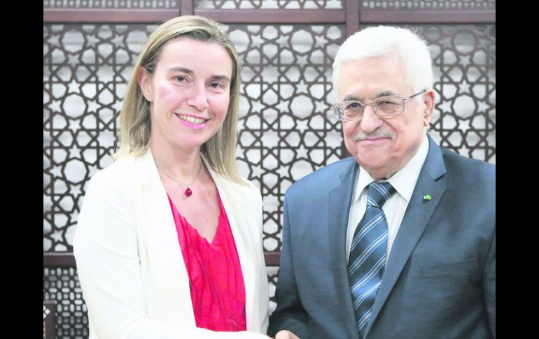 Diplomática. Federica Mogherini, nueva jefa de la diplomacia europea, posa con Mahmoud Abbas, en Ramallah. EFE /