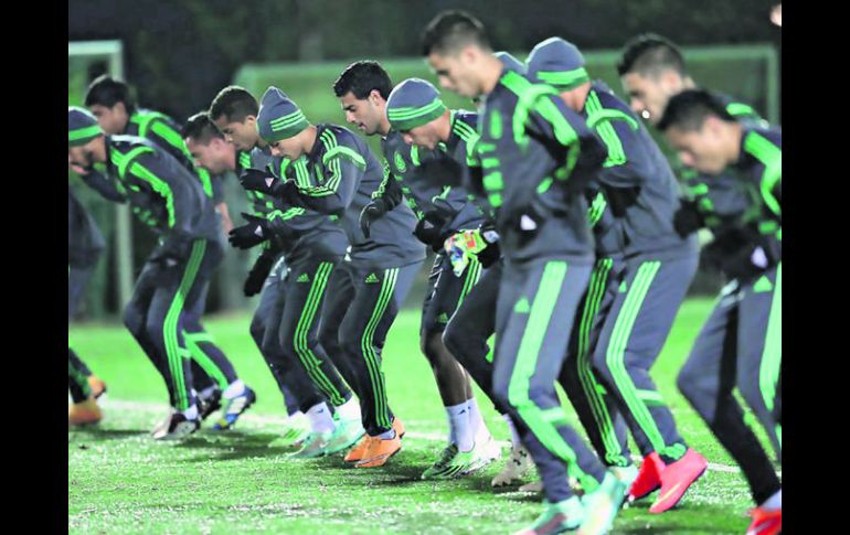 Carlos Vela (centro) participa en el entrenamiento que la Selección mexicana realizó ayer en Ámsterdam. FACEBOOK /  Selección Nacional de México