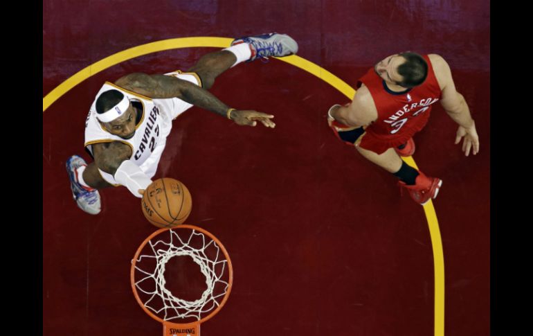 El astro de los Cavaliers se queda con 32 puntos, 11 rebotes y nueve asistencias. AP / M. Duncan
