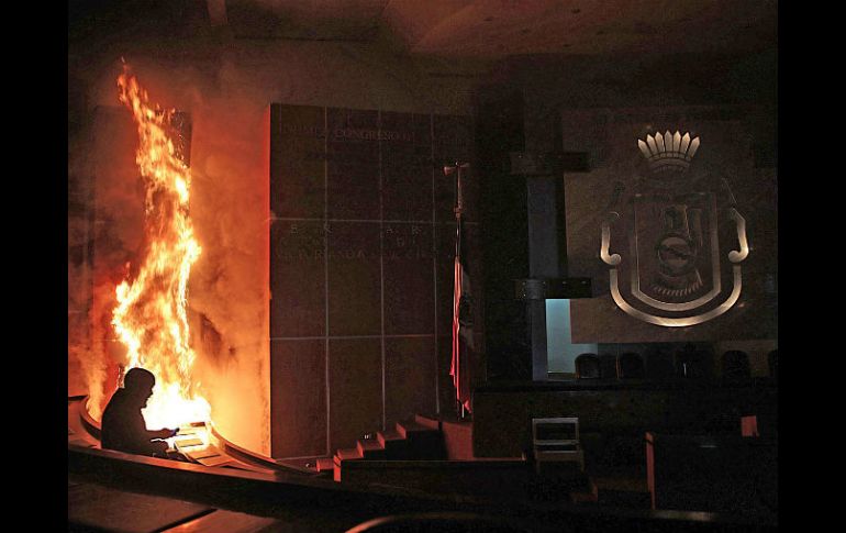 Las llamas alcanzaron al salón de sesiones del Congreso de Guerrero. EFE / J. De la Cruz