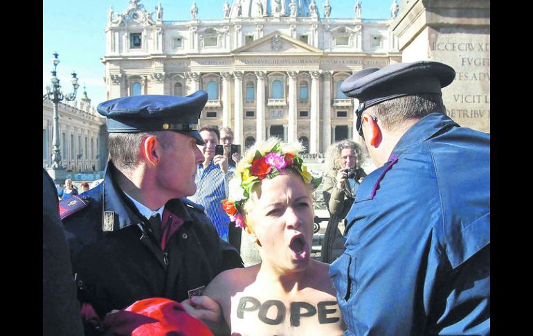Activistas del grupo Femen, protestan en “topless” en el Vaticano contra la visita del Pontífice al Parlamento Europeo. EFE /