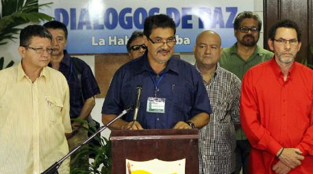El miembro del Estado Mayor Central de las FARC, Rubín Morro (2i), lee un comunicado de ese grupo guerrillero.  / A. Ernesto
